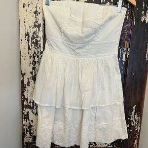 NWT women’s Kouture by Kimora white strapless dress.  Size Medium.